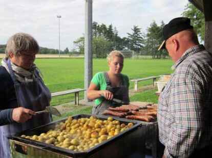 Und am Ende eines langen Tages wurde noch am Vereinshaus des TV D&ouml;hlen gegrillt. Fotos von der Sommerfahrt pr&auml;sentiert Marlene Orth auf .