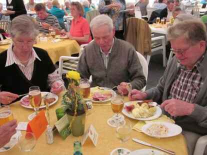 Dabei durfte nat&uuml;rlich die Verkostung der produzierten Speisen nicht fehlen, wie hier bei einem Spargel- und Gem&uuml;sehof in Kirchdorf.