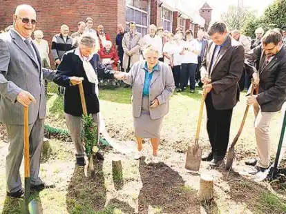 DRK-Vorsitzender Johan Anton van Weelden (von links), Isis von Puttkamer, Nachbarin Elfriede Memmen, B&uuml;rgermeister Gerhard B&ouml;hling und Landrat Sven Ambrosy an der Grenze zwischen dem DRK und Nachbars Garten, in dem der Erweiterungsbau entsteht.