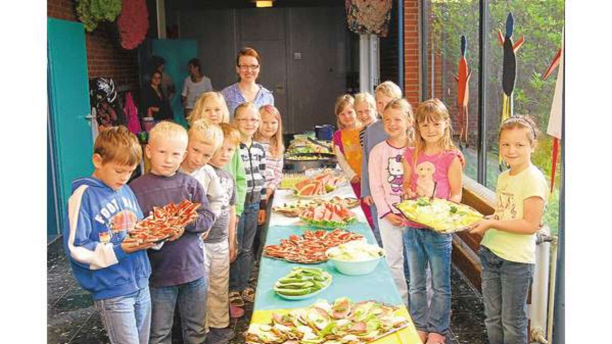 Frisches Obst und Vollkornbrot zum Frühstück