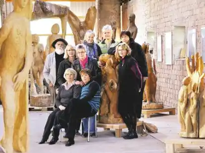 Mitglieder der Malgruppe Magenta bei einer Ausstellung in der Kunstscheune in Obenstrohe.