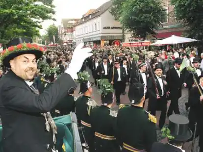 Gr&uuml;&szlig;t sein k&uuml;nftiges Volk: Bj&ouml;rn K&ouml;hler, der neue K&ouml;nig der Gilde auf der Westerstra&szlig;e