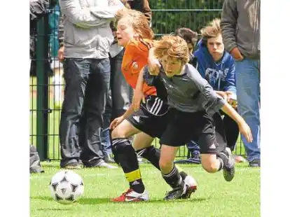 Erfolgreich im Zweikampf: Nur schwer zu stoppen war Moritz Hannemann (graues Trikot) vom Turniersieger Ganderkesee im Finale gegen Hannover-West.