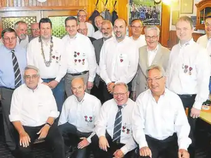 Gildefest-Nachfeier: Die M&auml;nner vom AFK sind stolz auf eine ganze Reihe von K&ouml;nigen. Zu den Gratulanten geh&ouml;rte auch Oberstleutnant Heiner Ahlers (links).