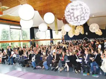 Applaus f&uuml;r die Abiturienten: Schulleiter Jan Zimmermann lie&szlig; zu Beginn der Zeugnis&uuml;bergabe alle 102 Abiturientinnen und Abiturienten aufstehen.