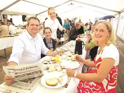 Lie&szlig;en sich das B&uuml;rgerfr&uuml;hst&uuml;ck schmecken: Ulrike und Dirk Menker mit Tochter Caroline im Festzelt auf dem Alten Markt. Annika Burmann sorgte f&uuml;r frischen Kaffee, die   f&uuml;r eine aktuelle Tageszeitung.