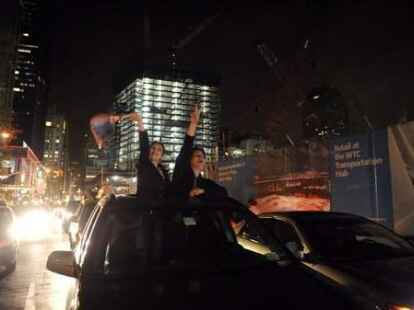 US-Amerikaner an Ground Zero jubeln &uuml;ber den Tod von Osama bin Laden.