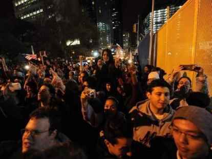 US-Amerikaner an Ground Zero jubeln &uuml;ber den Tod von Osama bin Laden.