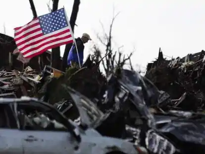 Tr&uuml;mmerfeld: Rund ein Drittel der 215 Kilometer s&uuml;dlich von Kansas City gelegenen Stadt ist nach Sch&auml;tzung der Feuerwehr dem Erdboden gleich gemacht worden.