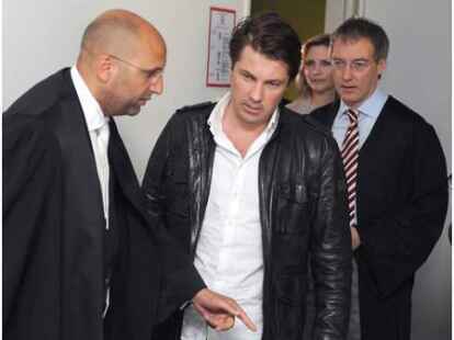 Ex-Model Nadja Auermann (2.v.r) und ihr Ex-Mann Wolfram Grandezka (2.v.l) stehen mit ihren Anw&auml;lten im Amtsgericht Tiergarten in Berlin. Der 40-J&auml;hrigen wird in dem Prozess Steuerhinterziehung vorgeworfen.