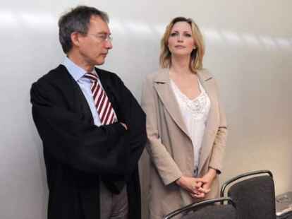 Ex-Model Nadja Auermann und ihr Anwalt Robert Unger unterhalten sich am Donnerstag im Amtsgericht Tiergarten in Berlin. Der 40-J&auml;hrigen wird in dem Prozess Steuerhinterziehung vorgeworfen.