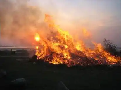 Eine hei&szlig;e Angelegenheit: Nicht nur in Dangast brannten zum Osterfest Baum- und Strauchreste.