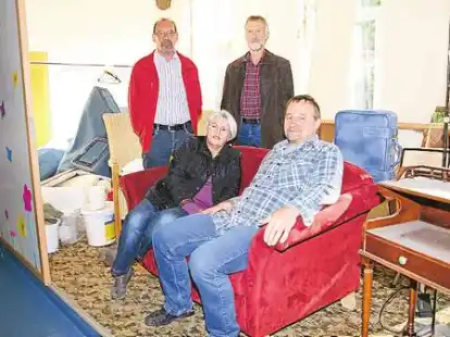 Suchen mit ihren Requisiten Unterschlupf: Rainer Benecker, Hildburg Logemann, Helmut R&uuml;cker und Frank Steinbeck (von links) vom Heimatverein Hatterw&uuml;sting