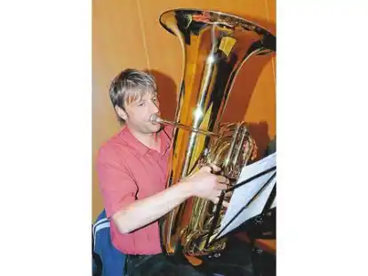 Als Vorsitzender gibt Wilfried B&uuml;ter nicht nur an der Tuba den Ton an.