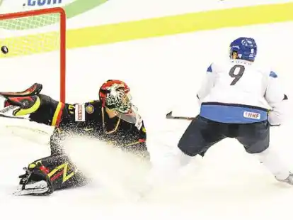 Die Entscheidung: Deutschlands Torh&uuml;ter Dennis Endras (links) muss den entscheidenden Penalty-Versuch des Finnen Mikko Koivu passieren lassen.