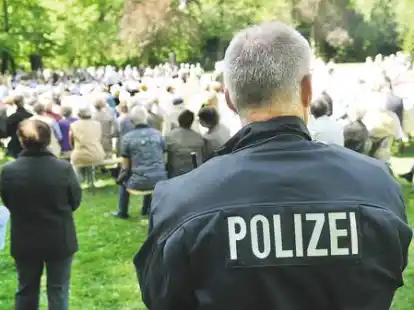 Unter Beobachtung: Polizisten sch&uuml;tzten das Konzert des Heeresmusikkorps im Schlossgarten.