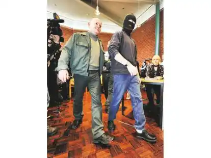 Das Bild zeigt Andrej W. (rechts) am 10. Februar 2011 vor dem Prozessbeginn.