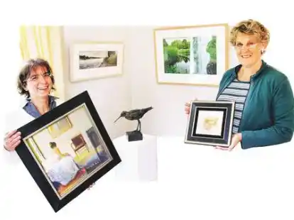 Vorbereitungen im Palais: Claudia Thoben (links) und Annette Jungclaus h&auml;ngen die Bilder auf.