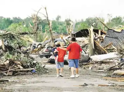 H&auml;user und Autos zerst&ouml;rt: Eine Familie in den Tr&uuml;mmern, die der Sturm in Joplin hinterlie&szlig;. Bild: dpa