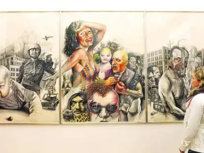 Eine Besucherin des Museums schaut sich im neuen Erweiterungsgeb&auml;ude der Gro&szlig;en Kunstschau in Worpswede eine Zeichnung von Klaus Vogelsang &bdquo;Gro&szlig;stadt