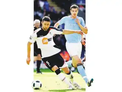 Edin Dzeko (rechts im Zweikampf mit Boltons Gary Cahill) spielt mit Manchester City in der Champions League.