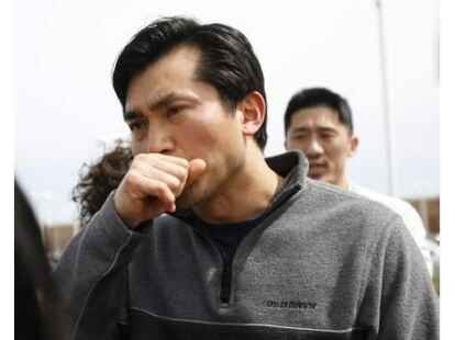 Schrecken im Gesicht: Pastor Timothy Yi steht nach dem Anschlag vor der Oikos-Universit&auml;t in Oakland (USA).