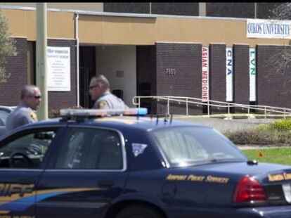 Polizeieinsatz vor der Oikos-Universit&auml;t in Oakland (USA).