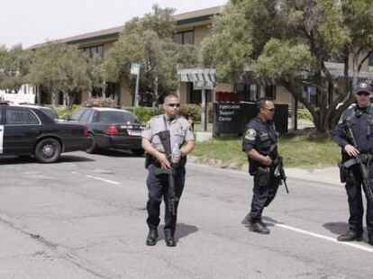 Polizeieinsatz vor der Oikos-Universit&auml;t in Oakland (USA).