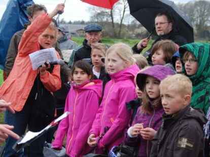 Der Regen hielt am Sonntagmorgen hunderte Interessierte nicht ab, an der offiziellen Er&ouml;ffnung der neuen Geh- und Radwegverbindung zwischen Metjendorf und Ofen &uuml;ber den ehemaligen Oldenburger Fliegerhorst teilzunehmen. Die Feier war von vielen Vereinen, Gruppen und Verb&auml;nden aus Metjendorf und Ofen organisiert worden. Der 