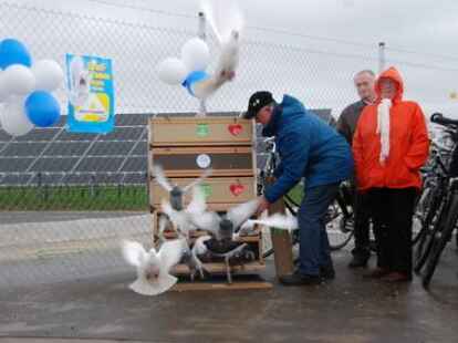Der Regen hielt am Sonntagmorgen hunderte Interessierte nicht ab, an der offiziellen Er&ouml;ffnung der neuen Geh- und Radwegverbindung zwischen Metjendorf und Ofen &uuml;ber den ehemaligen Oldenburger Fliegerhorst teilzunehmen. Die Feier war von vielen Vereinen, Gruppen und Verb&auml;nden aus Metjendorf und Ofen organisiert worden. Der 