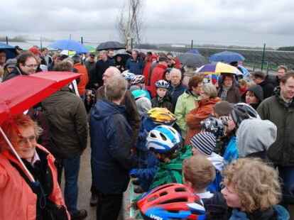 Der Regen hielt am Sonntagmorgen hunderte Interessierte nicht ab, an der offiziellen Er&ouml;ffnung der neuen Geh- und Radwegverbindung zwischen Metjendorf und Ofen &uuml;ber den ehemaligen Oldenburger Fliegerhorst teilzunehmen. Die Feier war von vielen Vereinen, Gruppen und Verb&auml;nden aus Metjendorf und Ofen organisiert worden. Der 