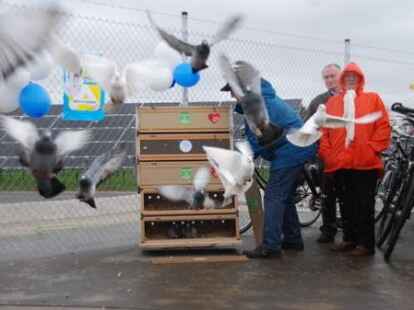Der Regen hielt am Sonntagmorgen hunderte Interessierte nicht ab, an der offiziellen Er&ouml;ffnung der neuen Geh- und Radwegverbindung zwischen Metjendorf und Ofen &uuml;ber den ehemaligen Oldenburger Fliegerhorst teilzunehmen. Die Feier war von vielen Vereinen, Gruppen und Verb&auml;nden aus Metjendorf und Ofen organisiert worden. Der 