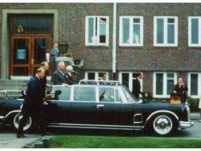 Prominenter Besuch in Nordenham: Vor dem Rathaus steigt der Bundeskanzler in seinen Dienstwagen. Moment, sagen Sie. Wir haben gar keinen Bundeskanzler? Und das Auto sieht auch nicht gerade modern aus? Richtig, dieses Bild zeigt Georg Kiesinger, Bundeskanzler von 1966 bis 1969, bei einem Besuch in Nordenham.