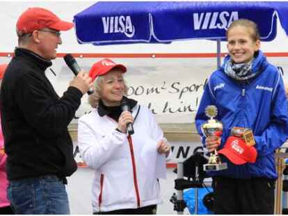 ...starteten mehr als 1400 L&auml;uferinnen und L&auml;ufer, die auf f&uuml;nf verschiedenen Strecken antraten. Am Ende gab es einen Pokal und kleine Pr&auml;sente.