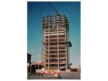 Und da wir gerade so historisch sind, zeigen wir hier noch, wie der Rathausturm gebaut wurde. Mehr Bilder aus dem Nordenham von gestern zeigt Wilfried Wittkowsky in seinem Album auf .