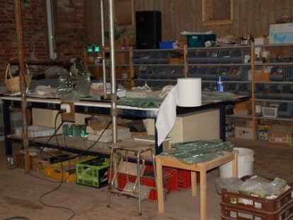 Deutsche und niederl&auml;ndische K&uuml;nstlerinnen und K&uuml;nstler pr&auml;sentieren hier ihre Werke aus den Bereichen Malerei, Fotografie, Stahlskulpturen, Keramik, Bronze, M&ouml;bel, Schmuck und Glaskunst.