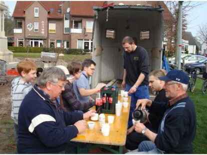 Eine kurze Pause von den Pflasterarbeiten machten die Helfer beim Mahn- und Ehrenmal in Bar&szlig;el, das schon bald vollendet sein soll.