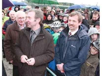 Bei so viel gemeinde&uuml;bergreifender Verbindungssymbolik, die dieser Weg bereit h&auml;lt, d&uuml;rfen die beiden B&uuml;rgermeister Helmut V&ouml;lkers (Wiefelstede) und Dr. Arno Schilling (Bad Zwischenahn) nicht fehlen. Mehr Bilder von der Er&ouml;ffnung zeigt Jens-Gert M&uuml;ller-Saathoff auf .
