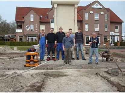 Das historische Ehrenmal wird wieder aufgebaut, und diese M&auml;nner packen tatkr&auml;ftig mit an. Mehr Bilder von der Pflasteraktion zeigt Agnes Lamping in ihrem Album auf .