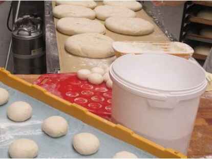 Nochmal der B&uuml;rgerverein Etzhorn, diesmal aber ohne Pflanzen. 15 Etzhorner waren unterwegs, um sich in einer B&auml;ckerei den Weg der Backwaren vom Teig bis in die Auslage anzuschauen.