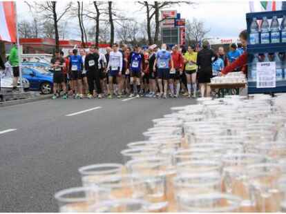 Schon kurz nach dem Start war f&uuml;r eine Erfrischung gesorgt, was sollte da noch schief gehen? Alle Bilder der L&auml;ufe zeigt Rainer Stolle in seinem Album auf .