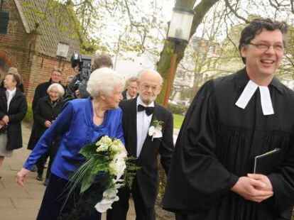 Zufrieden wie am Tag ihrer ersten Trauung sind Luise und Kurt Kobs am Dienstag. Sie feiern ihren 75. Hochzeitstag.