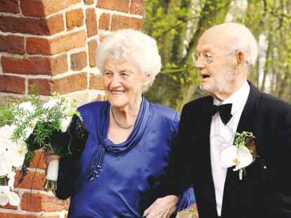 Zufrieden wie am Tag ihrer ersten Trauung sind Luise und Kurt Kobs am Dienstag. Sie feiern ihren 75. Hochzeitstag.