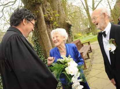 Zufrieden wie am Tag ihrer ersten Trauung sind Luise und Kurt Kobs am Dienstag. Sie feiern ihren 75. Hochzeitstag.