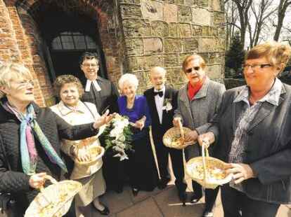 Zufrieden wie am Tag ihrer ersten Trauung sind Luise und Kurt Kobs am Dienstag. Sie feiern ihren 75. Hochzeitstag.