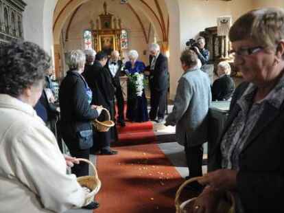 Zufrieden wie am Tag ihrer ersten Trauung sind Luise und Kurt Kobs am Dienstag. Sie feiern ihren 75. Hochzeitstag.