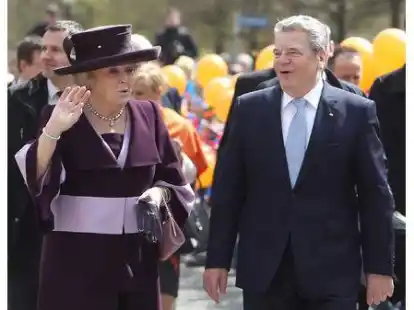 K&ouml;nigin Beatrix der Niederlande und Bundespr&auml;sident Joachim Gauck gehen am Mittwoch in Oranienbaum-W&ouml;rlitz zum Schloss Oranienbaum. Beatrix er&ouml;ffnete dort die Ausstellung &bdquo;Dutch Design - Huis van Oranje&ldquo;.