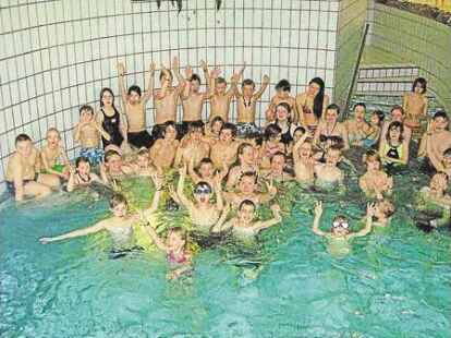 B&uuml;rgermeisterin Martina Noske gratulierte am Montag Annika und Stephanie Jarchow zum Firmenjubil&auml;um (kleines Bild, von links). Viel Spa&szlig; hatten Kinder der Sportfreunde Littel im Tossenser Schwimmbad.