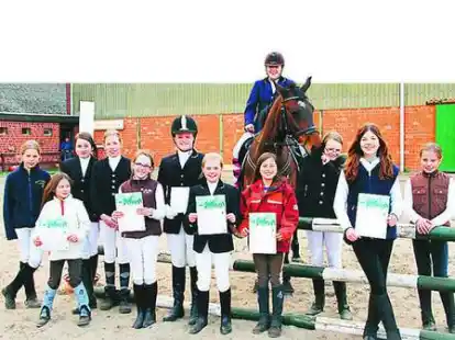 Zw&ouml;lf junge Reiterinnen freuen sich &uuml;ber den erfolgreichen Abschluss des Osterlehrganges.
