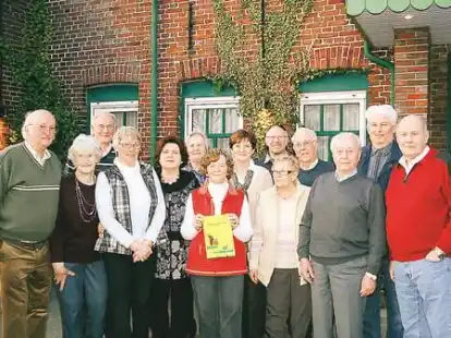 Wiedersehen des Osterclubs: Die Gemeinschaft besteht seit 50 Jahren. Friedrich Krips (Mitte) konnte Urkunden und Siegerpokal von der Landesinnung des nordrhein-westf&auml;lischen Fleischerhandwerks entgegennehmen. Folkert Eyhusen (links) proklamierte Ingo Redenius (Mitte) zum Vogelk&ouml;nig und zeichnete Lia M&uuml;nstermann (von links), Anita Wei&szlig; und Heribert M&uuml;nstermann aus.